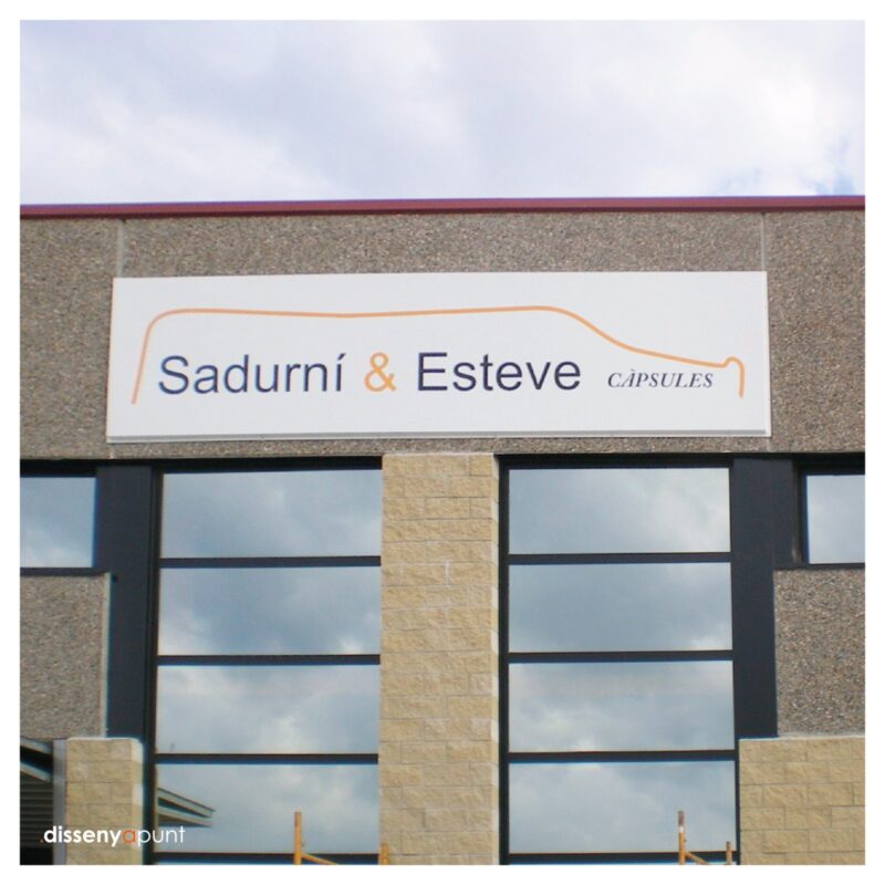 Rètol de façana de Sadurní & Esteve Càpsules acabat d'instal·lar en una nau industrial
