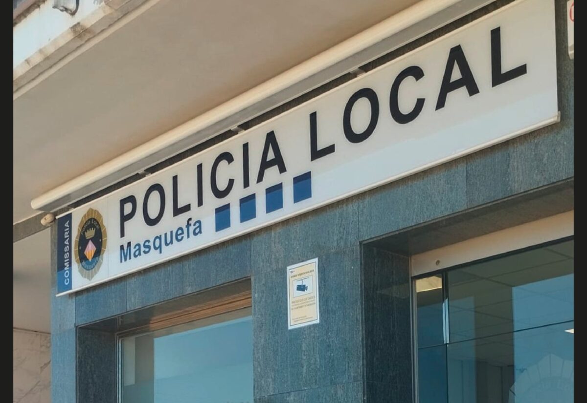 Rètol de façana de la Policia Local de Masquefa amb l'escut del municipi